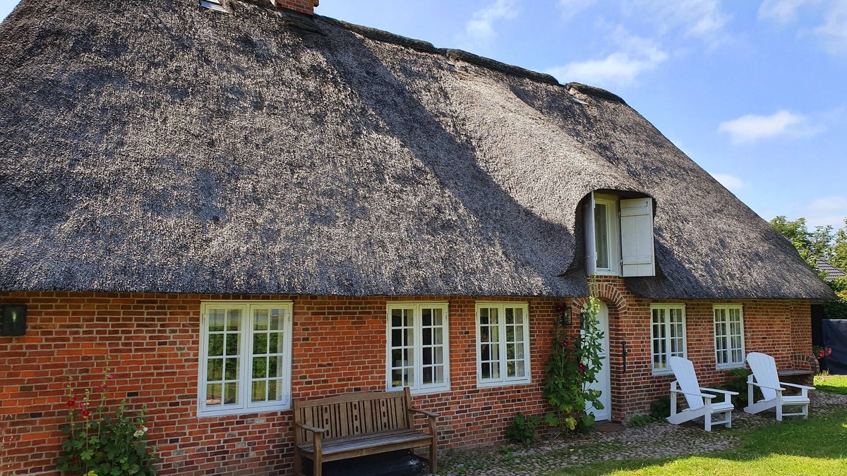 Rosenkranz House | Thatched roof house on the lake for up to 8 people with 4 bedrooms, fireplace, sauna, billiards, sky