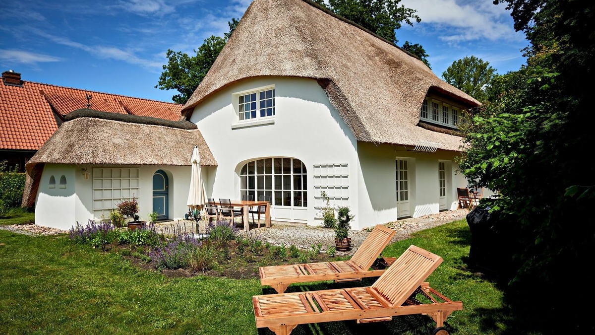 Klein Hansdorf House | Thatched-roof villa with a view of nature - 160m² of pure relaxation - sauna - g