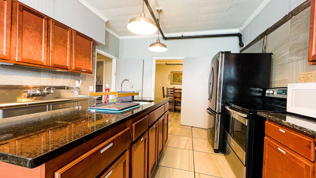 Niagara Falls House | THE 1023 With Private Yard & Parking, Near Falls & Casino by Niagara Hospitality