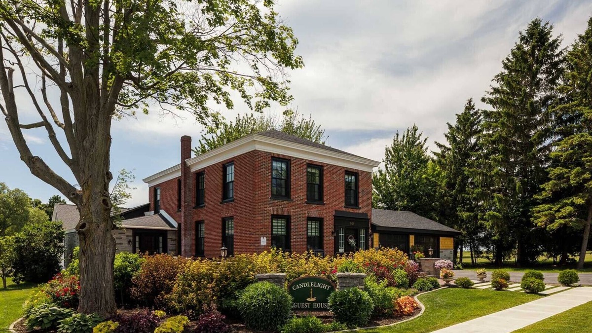 Sackets Harbor House | The 1833 Candlelight Guest House: A Historical Treasure.