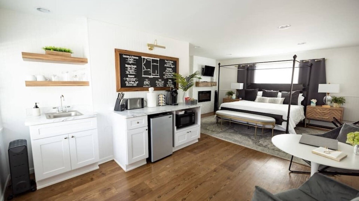 Clarkston Condo | The 1842 Suite - Millpond Inn
