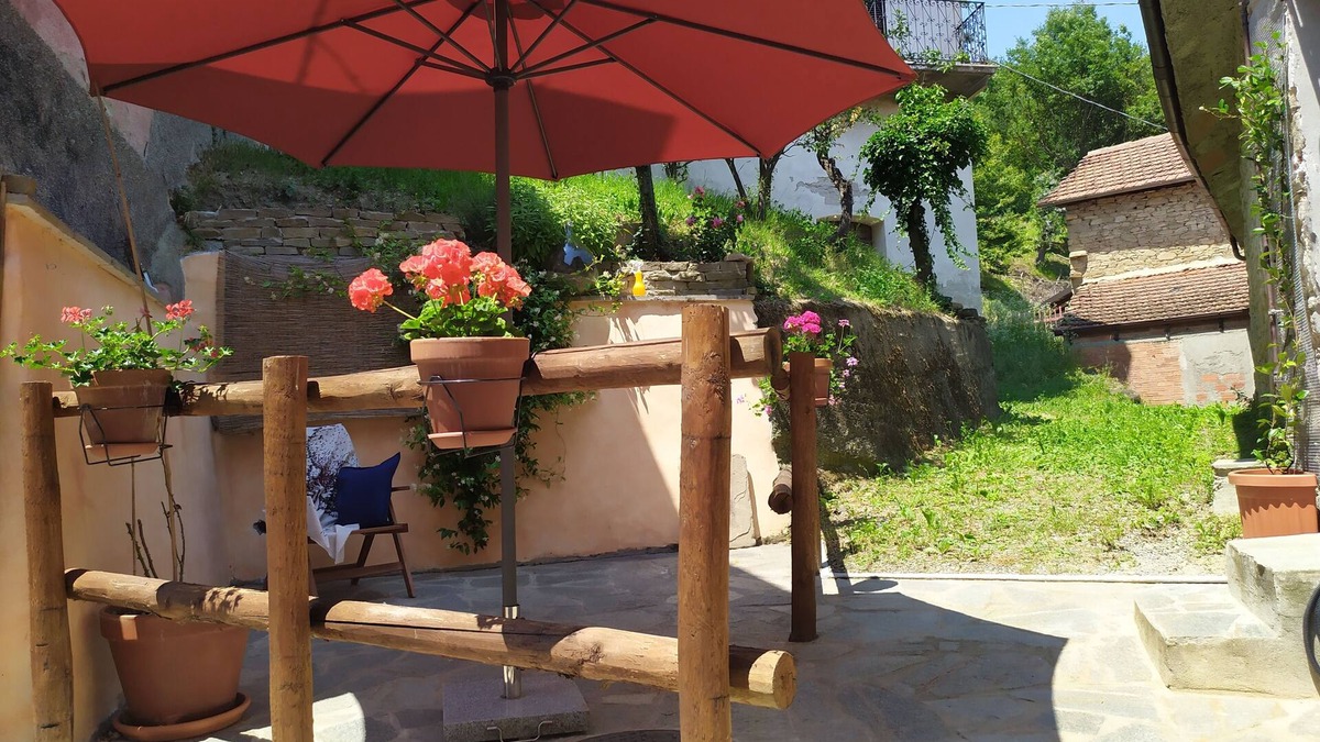 Orbregno House | The 18th century stone house in the Monferrrato hills