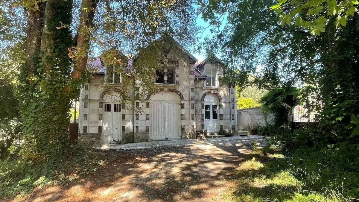 La Ferte-Gaucher House | The 1900 Manor House