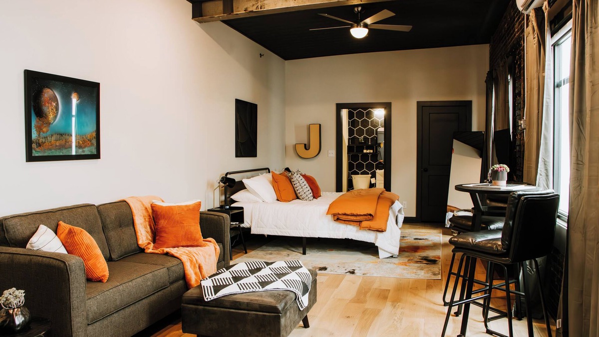 Leitchfield Apartment | The 1935 Historic Alexander Hotel/The Jackson Suite in Leitchfield, KY