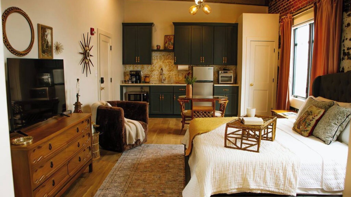 Leitchfield Apartment | The 1935 Historical Alexander Hotel/The Chassedi Suite