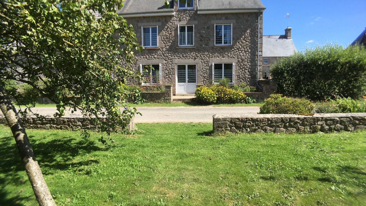 Reville House | The 36 is rated 2 *. 500 meters from the sea.