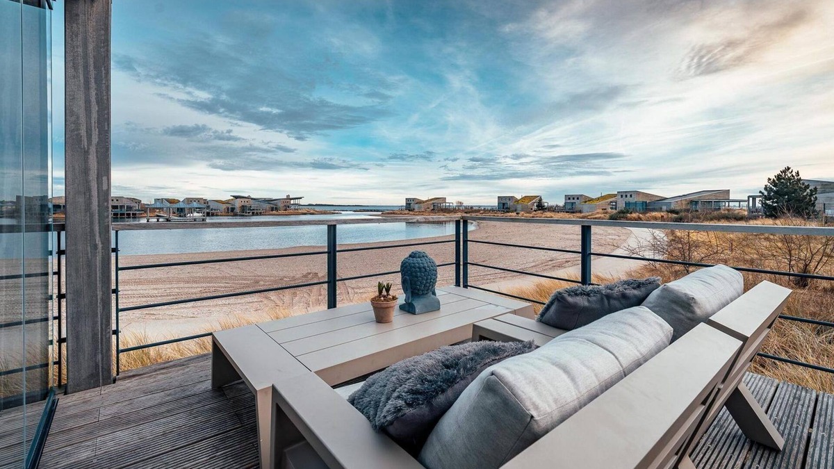 Ouddorp House | The 4 person Villa Super VIP features a luxurious and comfortably furnished interior, several terraces with conservatory and views over the water, perfect with dogs and children.