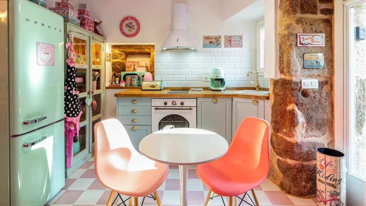 Corcubion Apartment | The 50's Suite. Barbie's summer house. Bathtub and jukebox