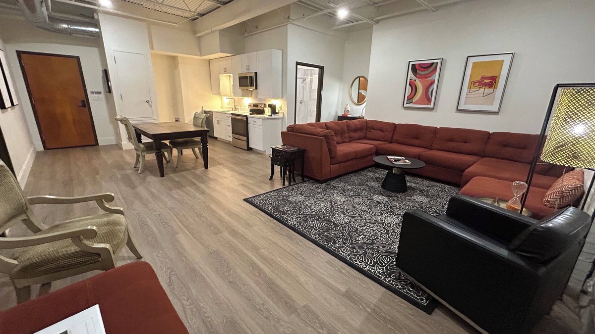 Downtown Jackson Apartment | The 610 Flats: Vueve 'n Vogue #27