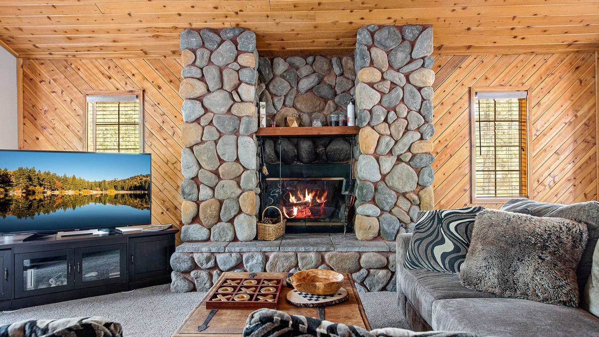 Upper Moonridge Cabin | The 717, 2BD/2BA Cozy Big Bear Cabin Close to Slopes Games & Forest Views