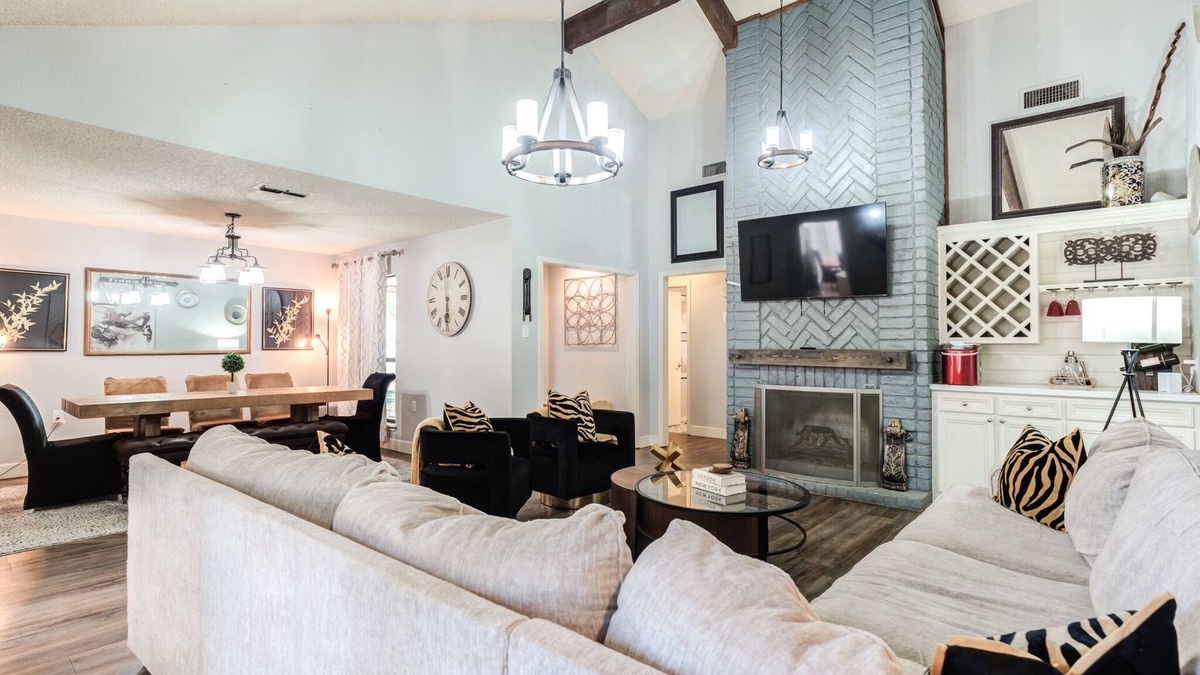 Lubbock House | THE 806 - Sleeps 14+ - Perfect for BIG Groups