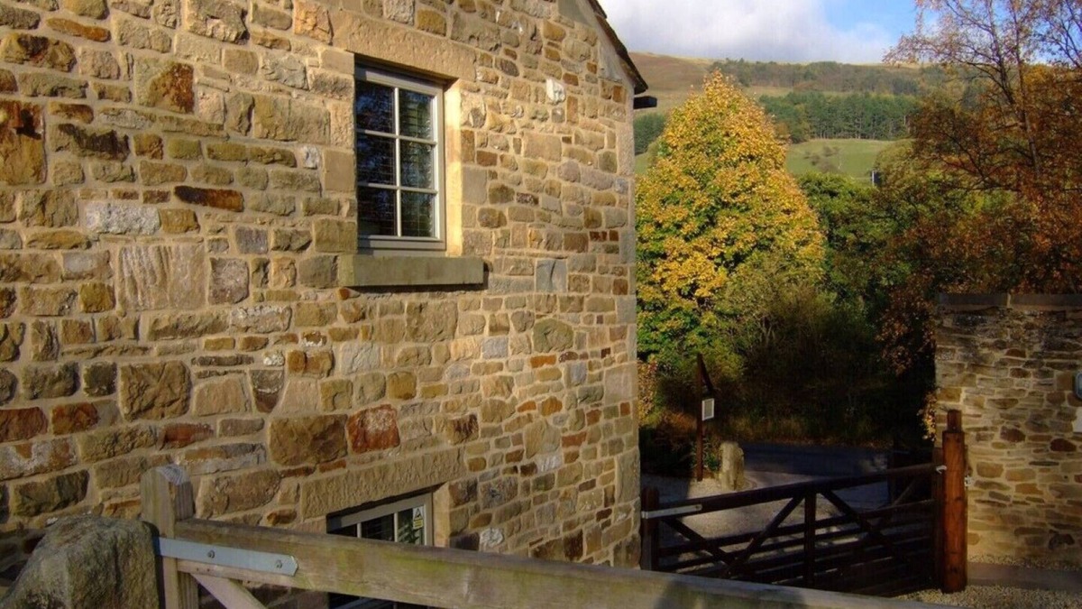 Hope House | The Acorn - Award Winning Barn Conversion In Hope Village Near To Castleton