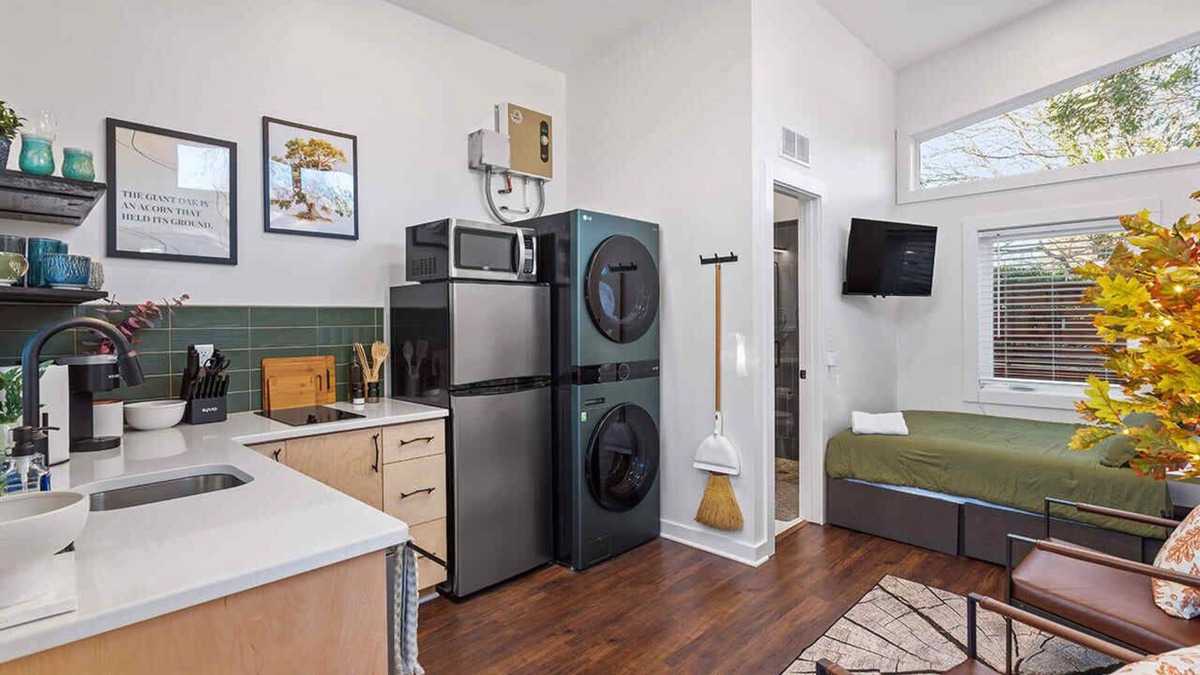 Downtown Apartment | The Acorn - Studio w/Kitchen, AC, WiFi, Washer