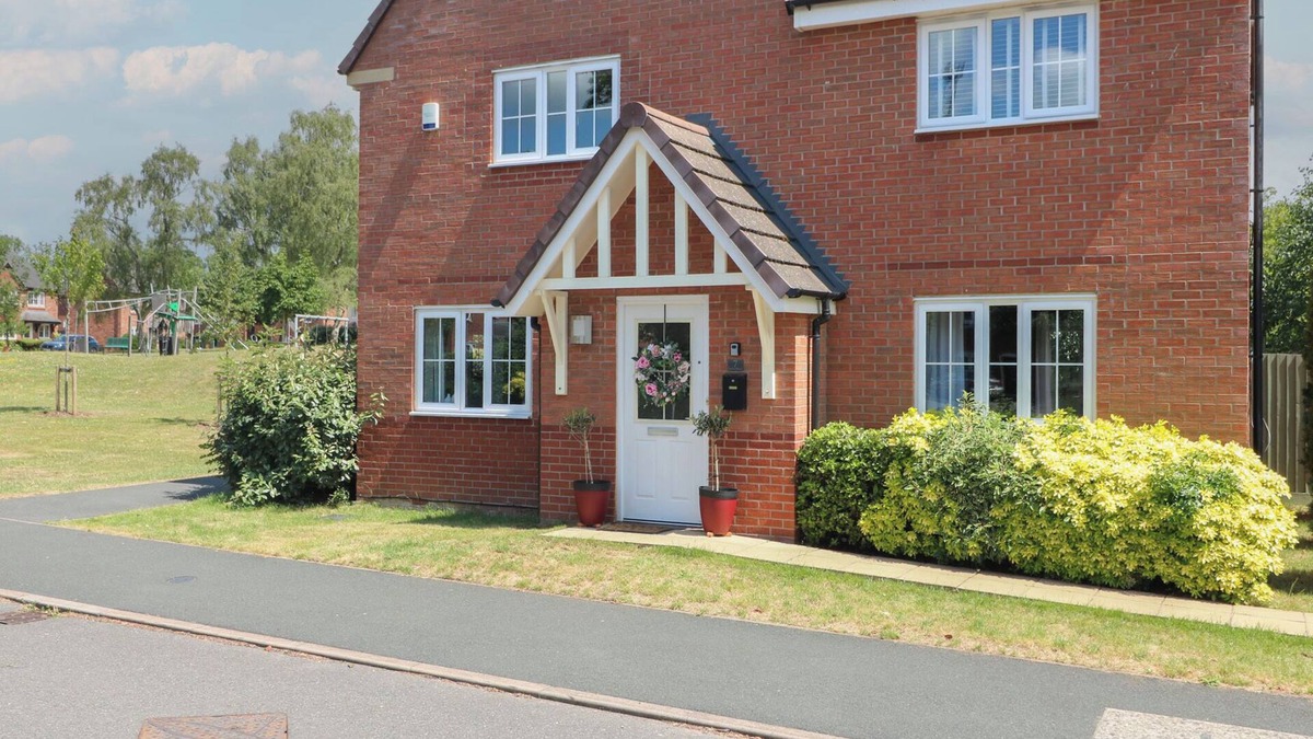 Yarnfield Cottage | THE ACTIVE RECOVERY RETREAT, pet friendly, with a garden in Stone