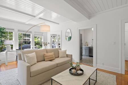 Hyde Park Apartment | The Adaline Room #4 - Gorgeous Hyde Park Apartment, Steps to Bayshore