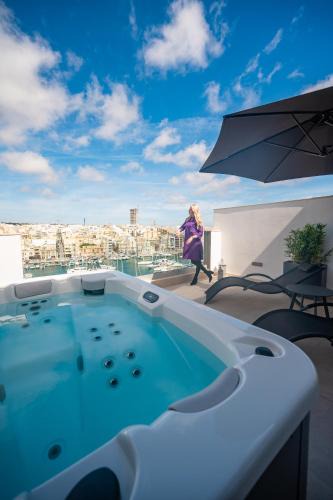 Pieta Apartment | The Address Seafront Suites with Hot Tub