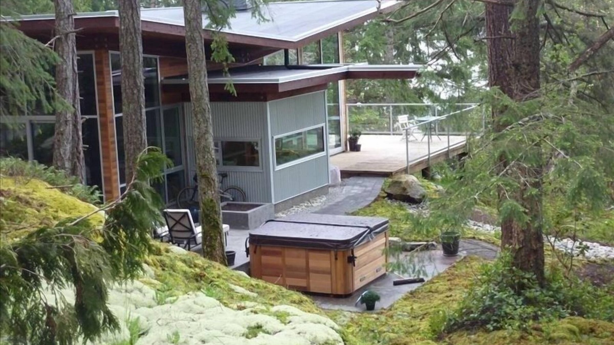 Halfmoon Bay Bed & Breakfast | The Aerie- A Glazed Modern Treehouse