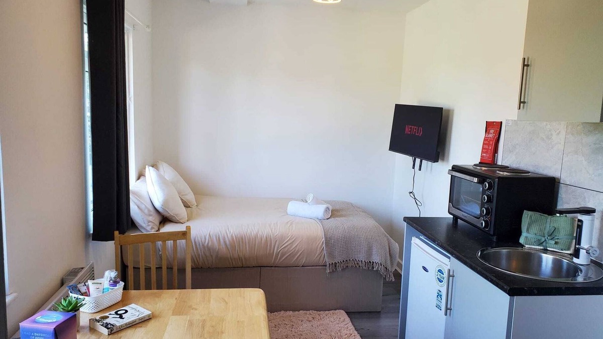 Heathrow Villages Apartment | The Airport Getaway. 3 mns drive from Heathrow Aprt, relaxing and cosy space