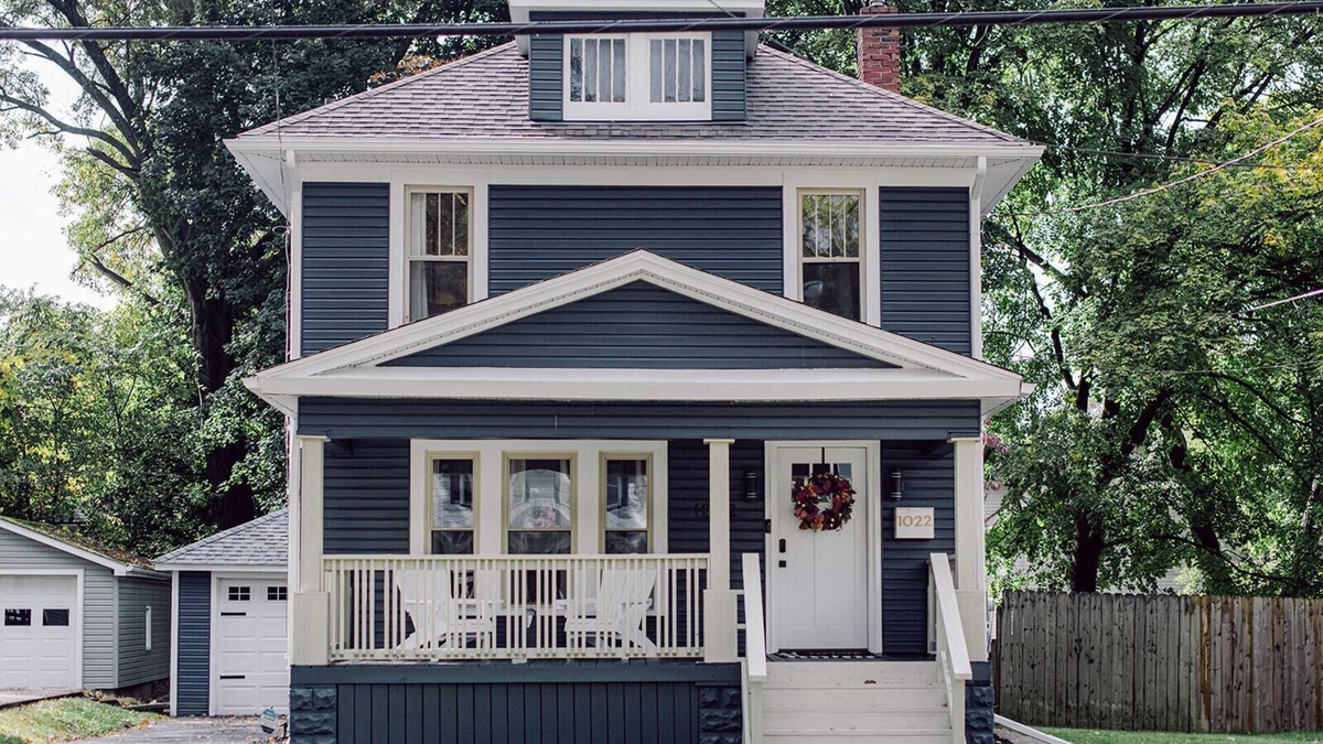 Highland Square House | The Akron Retreat | Modern 3-Bedroom Oasis