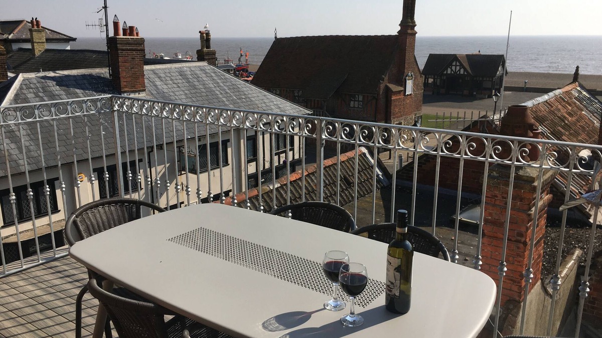 Aldeburgh Apartment | THE ALDEBURGH LOOKOUT Stylish accommodation for 6 with best sea views in town