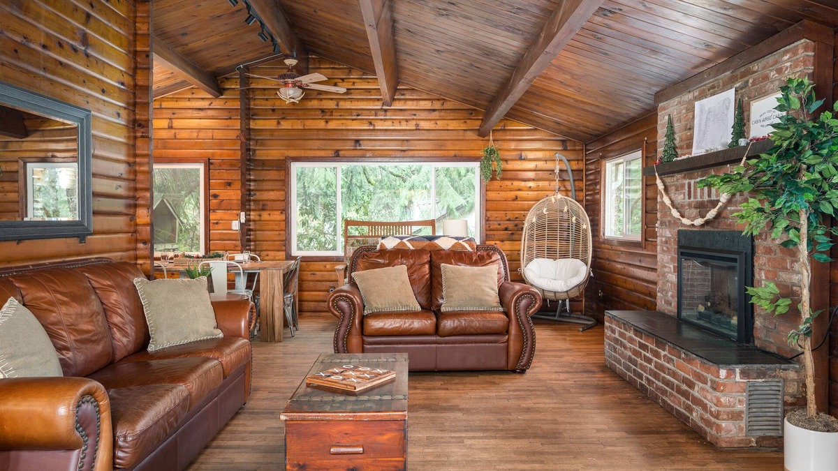 Marmot House | The Alder Lodge - Hot tub, shuffleboard, air hockey, bbq, dogs-ok