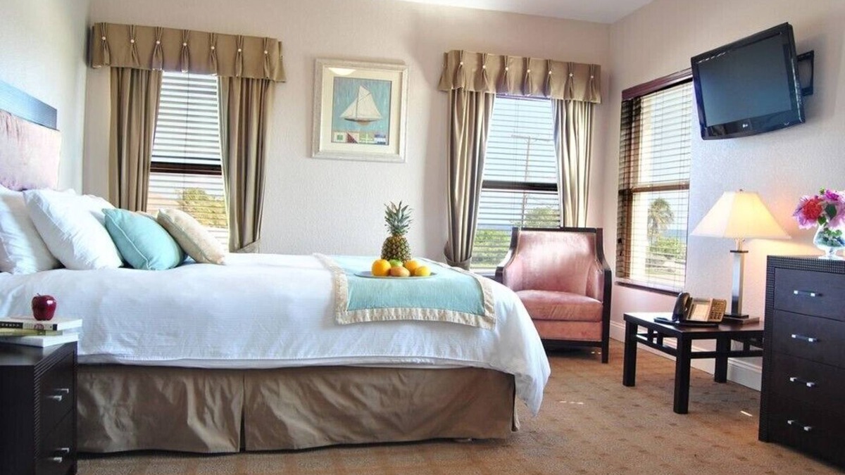 West End Apartment | The Alexander Suites #102 - Double Queen
