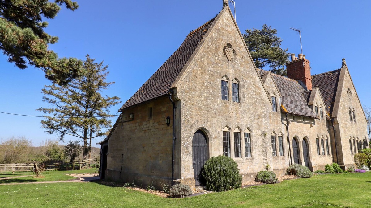 Forthampton House | THE ALMS HOUSE WEST, pet friendly, with open fire in Tewkesbury