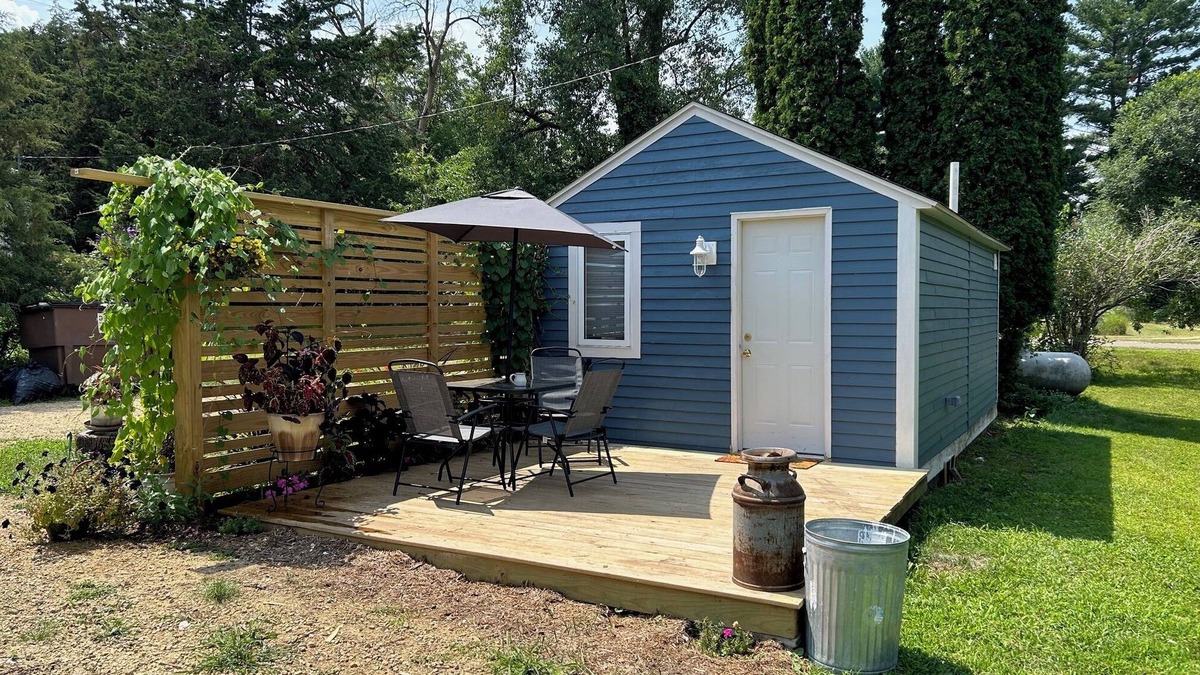 Pepin Cottage | The Alton House - Come experience tiny house living in beautiful Pepin!
