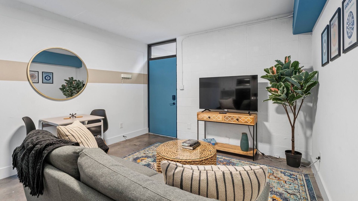 Virginia Highland Apartment | ~The Amelia~ Rooftop Skyline Cozy Walkable