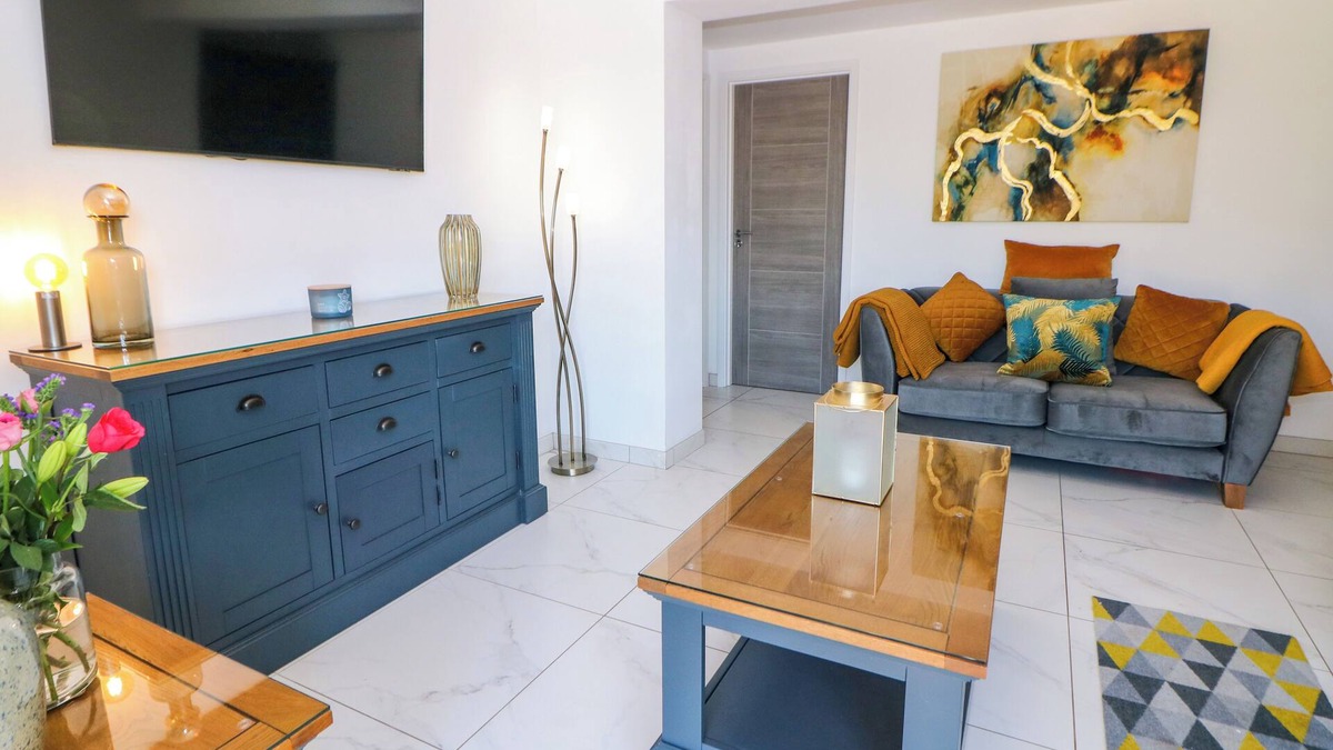 Ripley Cottage | THE ANNEX, pet friendly, with a garden in Swanwick