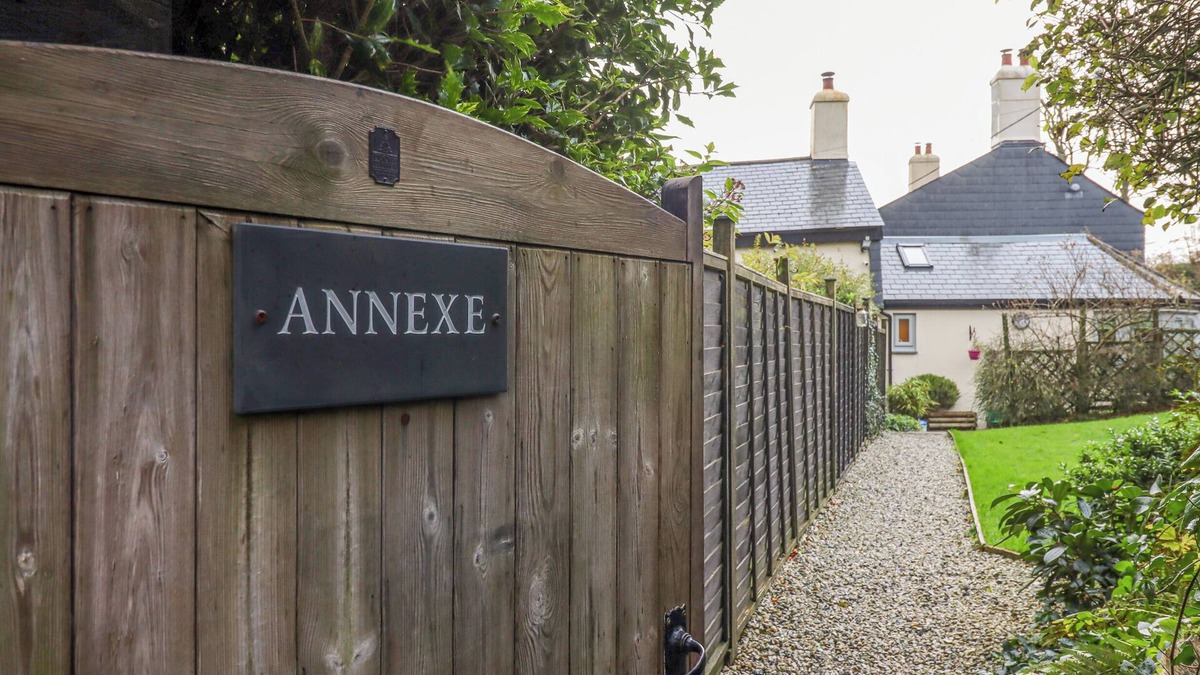 Okehampton Cottage | THE ANNEXE, pet friendly, with a garden in Sourton Down