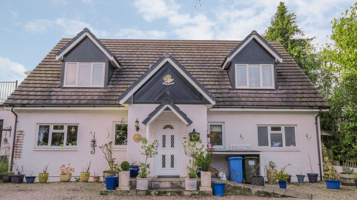 Balloch Cottage | THE APARTMENT, family friendly, with a garden in Croy