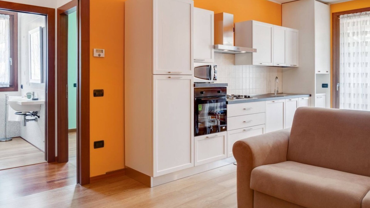 Arqua Petrarca Apartment | The apartment is located on the ground floor of a residence, with private garden (35 sqm). There are no steps to access the apartment.Of 50 square meters it comfortably accommodates 4 people, with a double bedroom and a sofa bed in the living room.Car ga