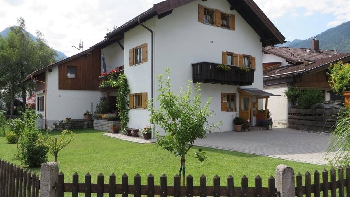 Farchant Apartment | The apartment is located in the beautiful Werdenenfelser Land on the Zugspitze.