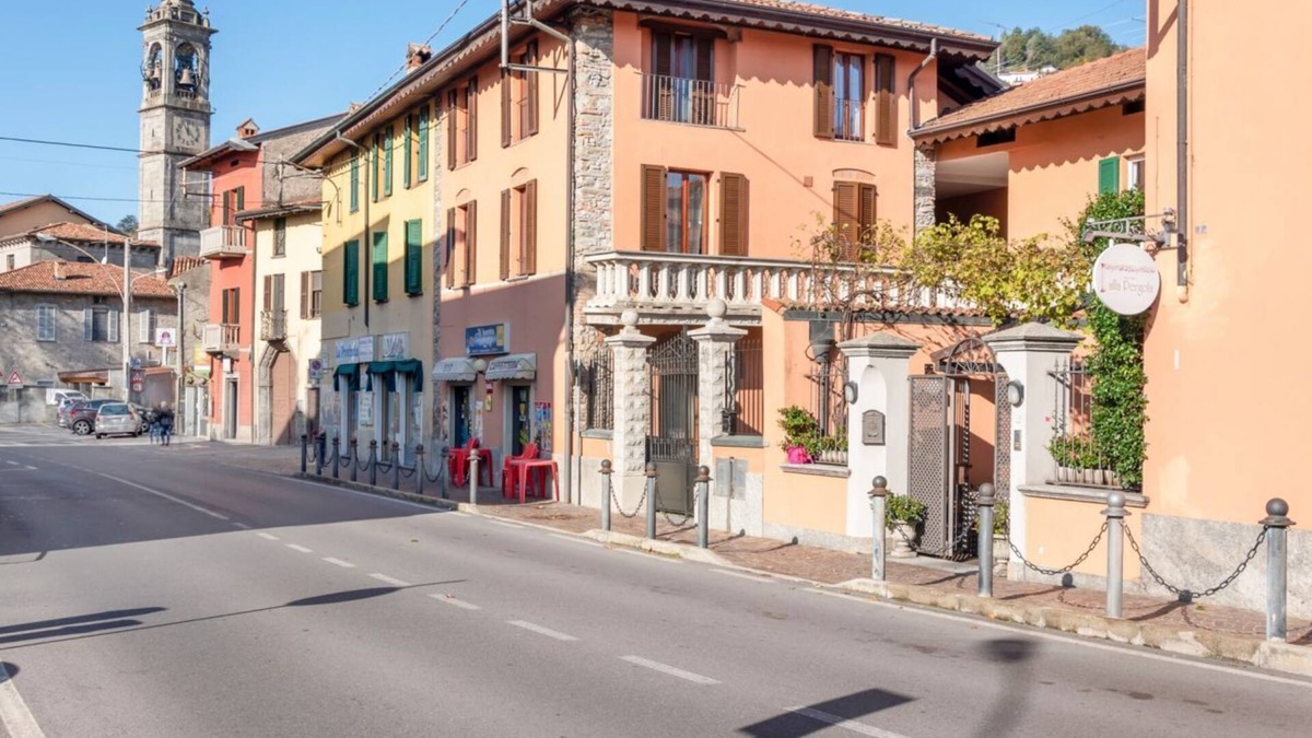 Pusiano Apartment | The apartment is located in the center of Pusiano with a beautiful lake view.