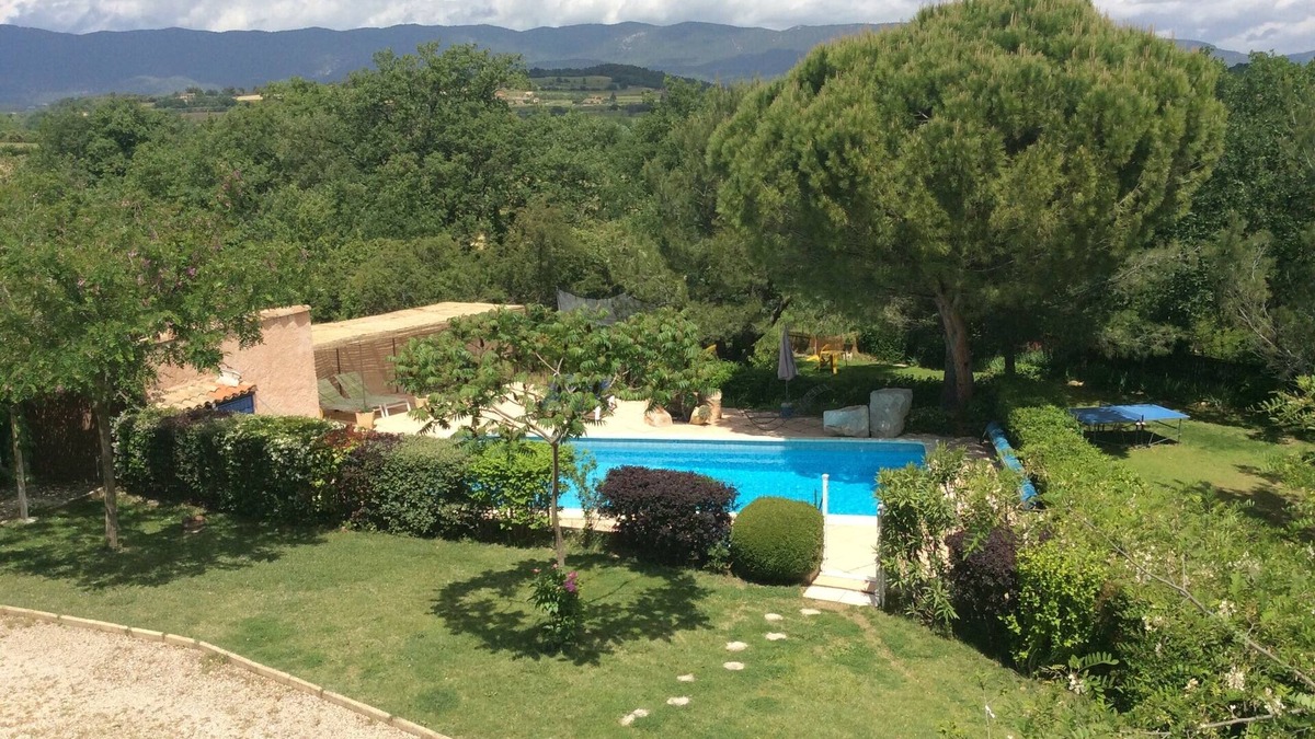 La Tour-d'Aigues Apartment | The apartment tower on acute large garden with shared pool