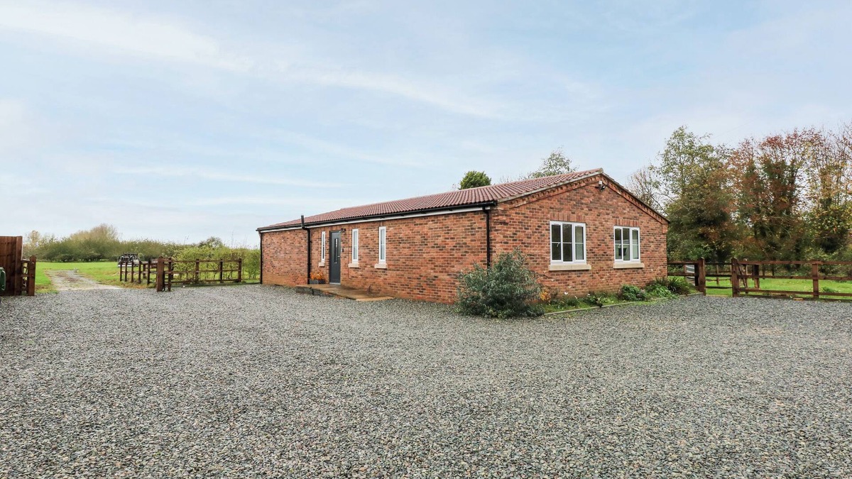 Wisbech Cottage | THE APPLE SHED, pet friendly, with hot tub in Wisbech
