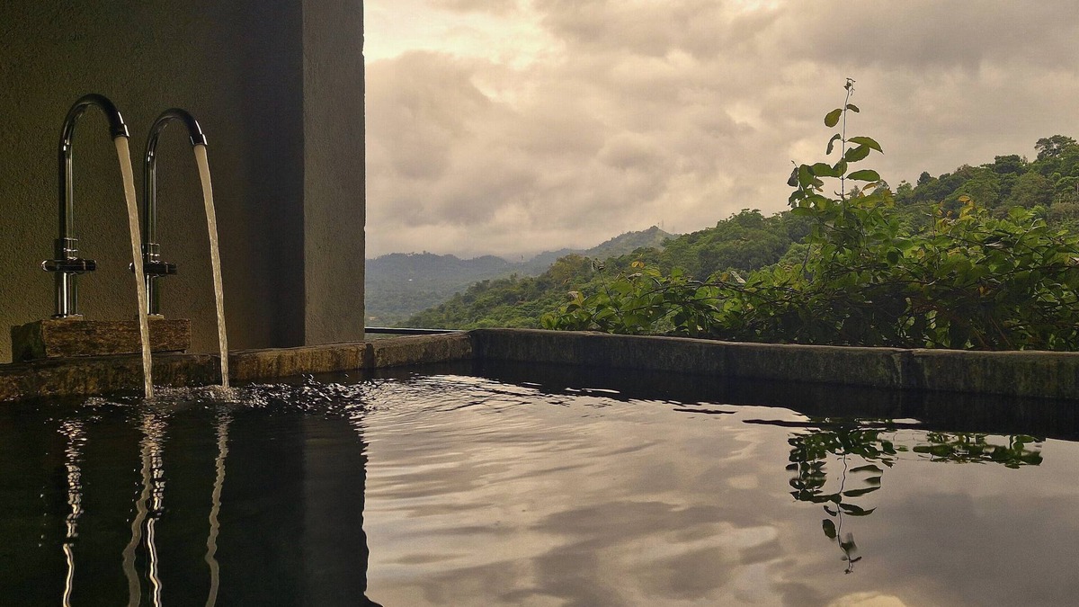 Wayikkal Bed & Breakfast | THE AQUA PAVILION by Kandy Victoria Eco Resortn"Room with a Stoney Tub"