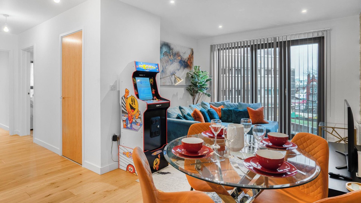 Birmingham City Centre Apartment | The Arcade Machine Suite, 2Bed, 2Bath and Netflix by Noor Luxury Accommodations