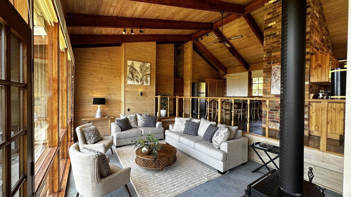 Yarra Glen Villa | The Arkadia - Scenic Villa with Pool and Basketball Court