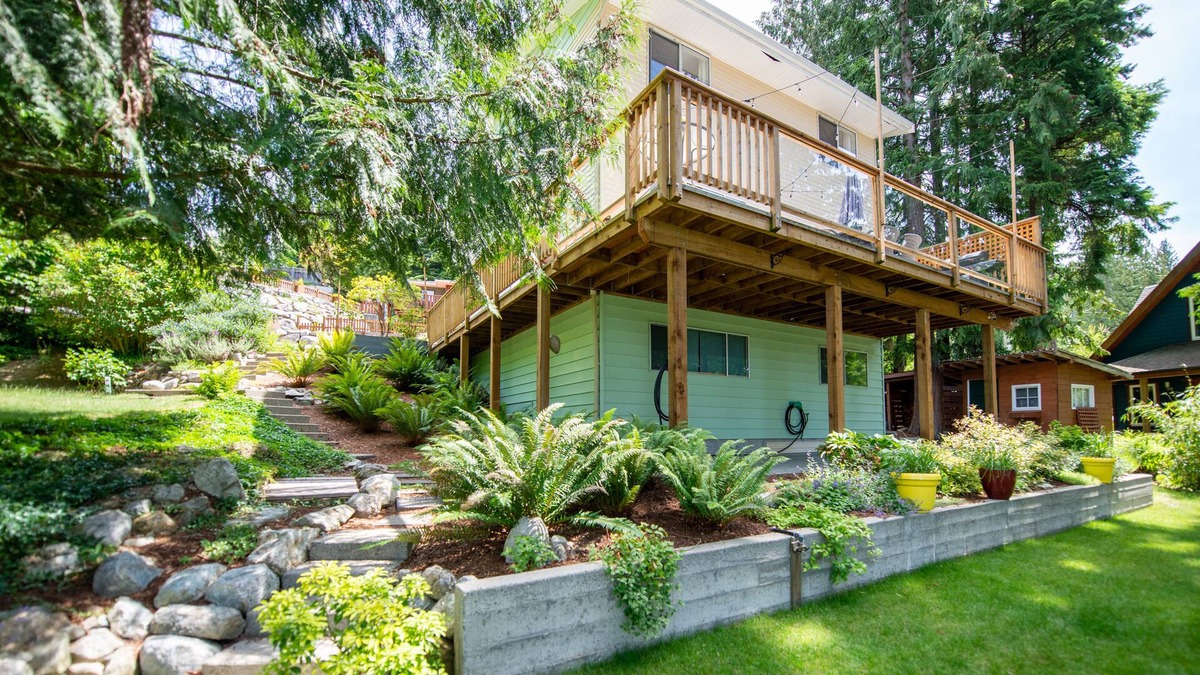 Madeira Park Cabin | The Arrow Gardens & Hot Tub in Madeira Park
