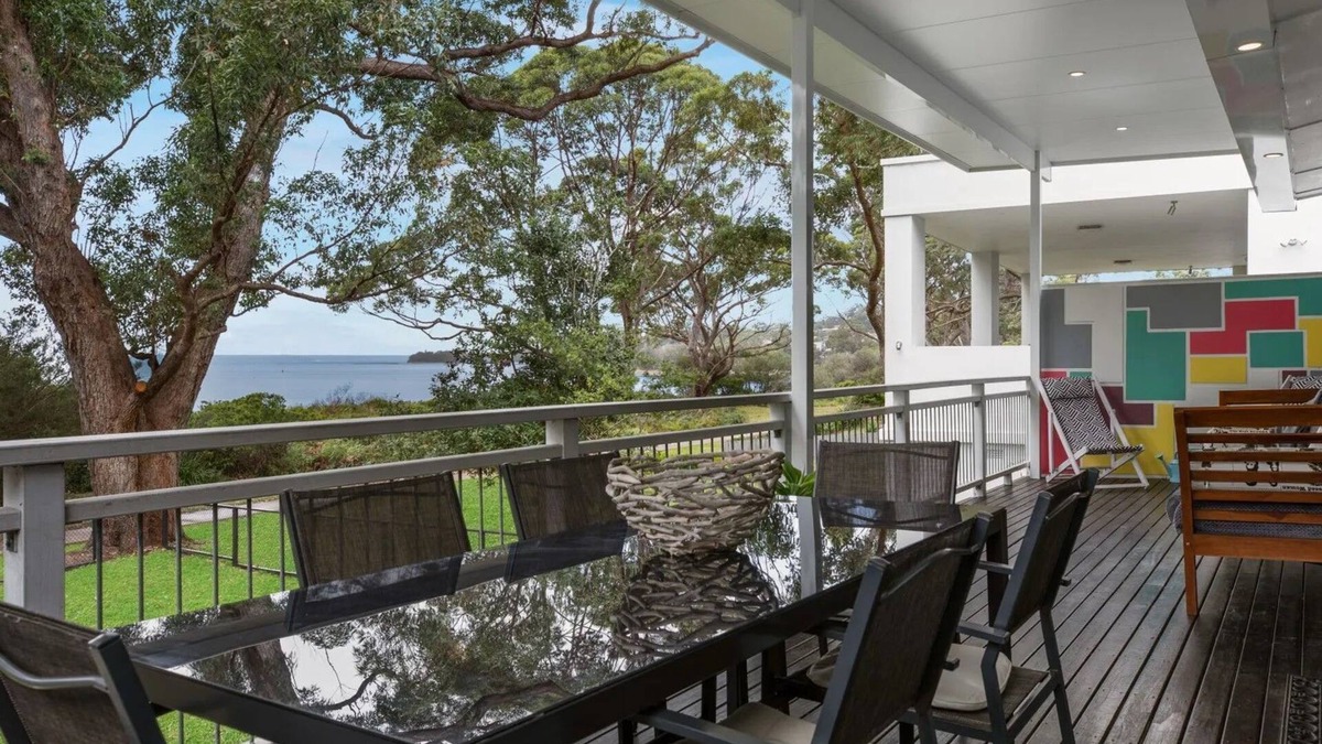 Vincentia House | The Art Cottage- Beachfront - Pet Friendly