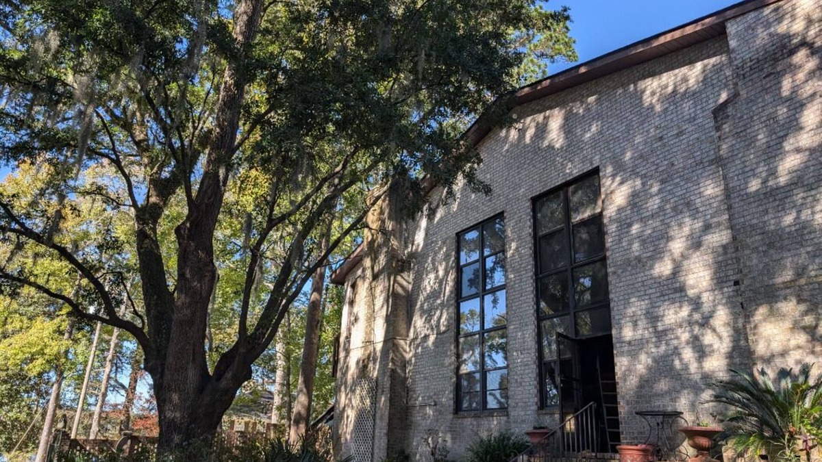 Goose Creek House | The Art History House, indoor heated pool, 3 bedrooms, with two kitchens