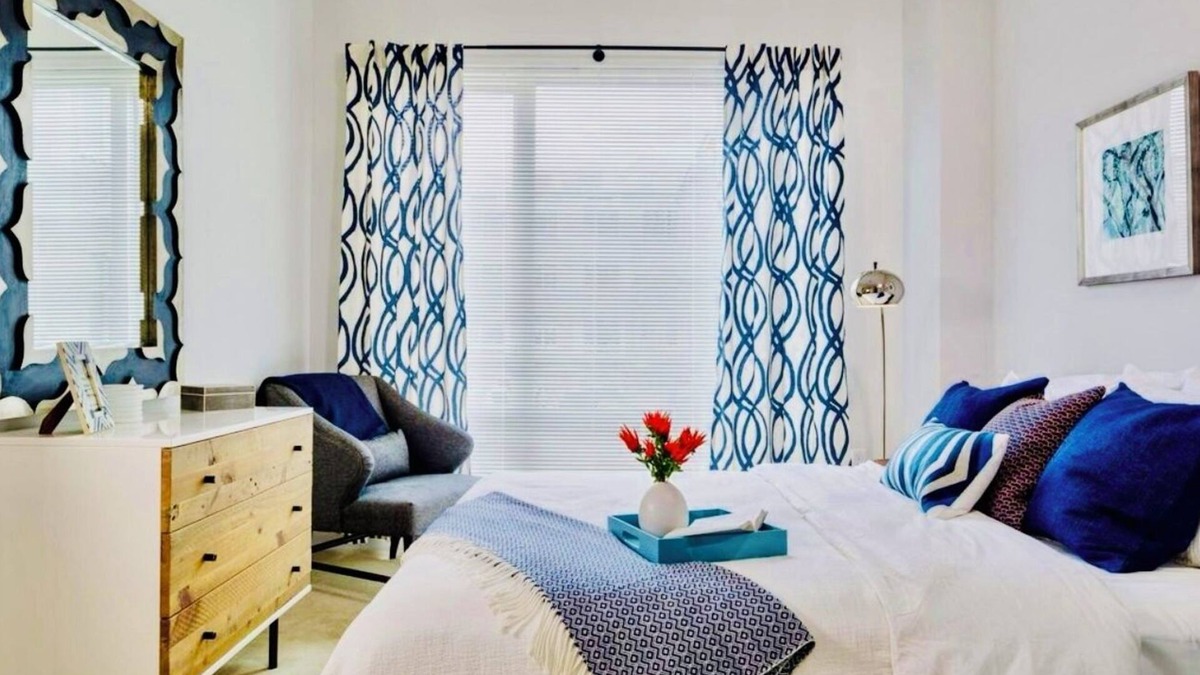 Cambridgeport Apartment | The Art House King Bed Harvard and MIT walking distance