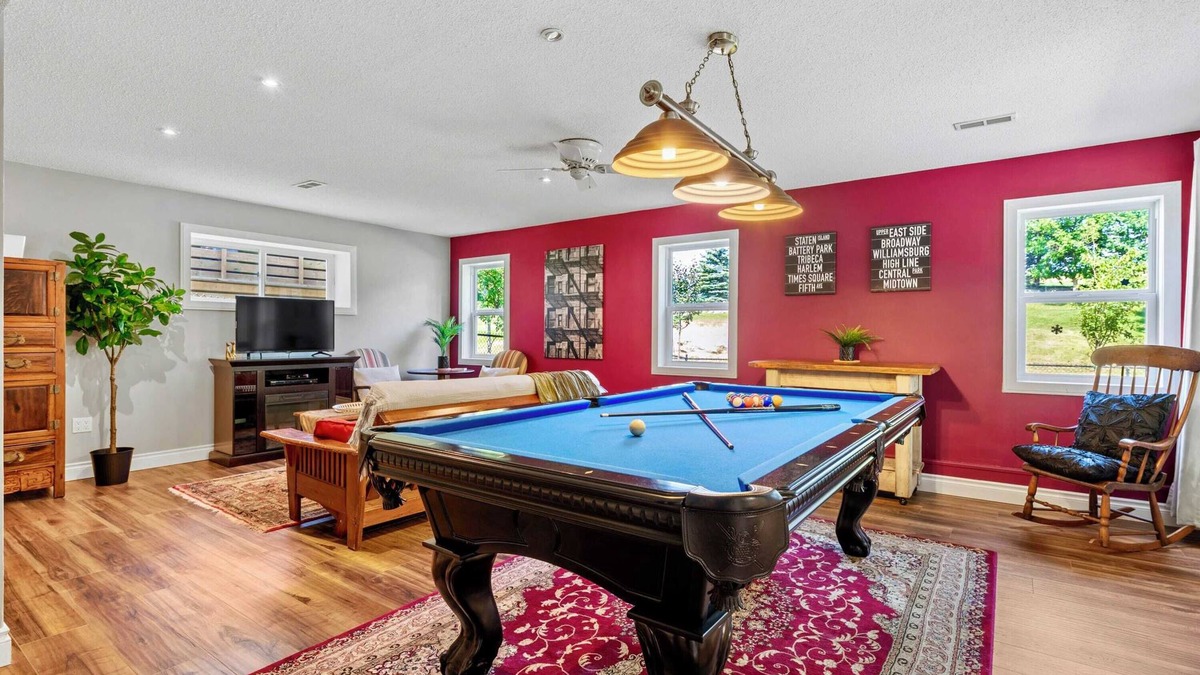 Okotoks Apartment | The Artisan Golf Course PrivateEntry SmartTV