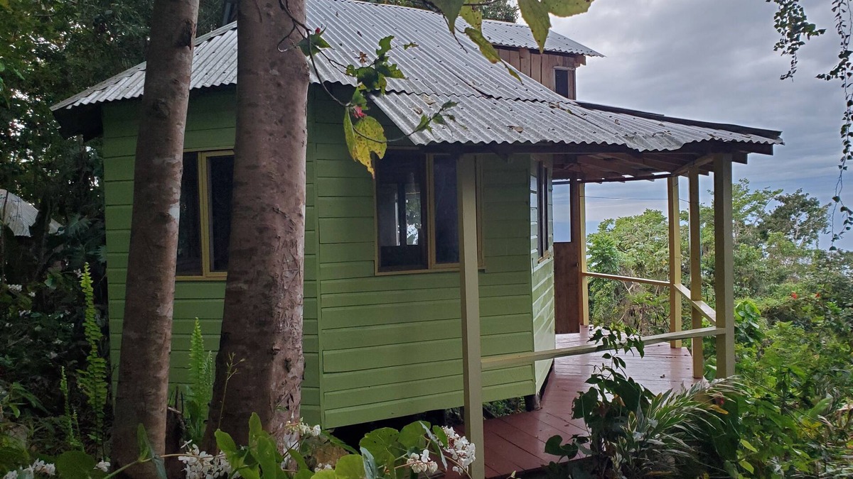Bluefields House | The Artist cabin is a mountain cabin overlooking the sea and coastline
