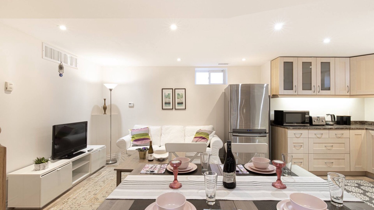 Richmond Hill House | The Artist House in Downtown Richmond Hill [2bdrm|1 bath]