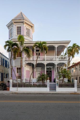 Historic Seaport Bed & Breakfast | The Artist House
