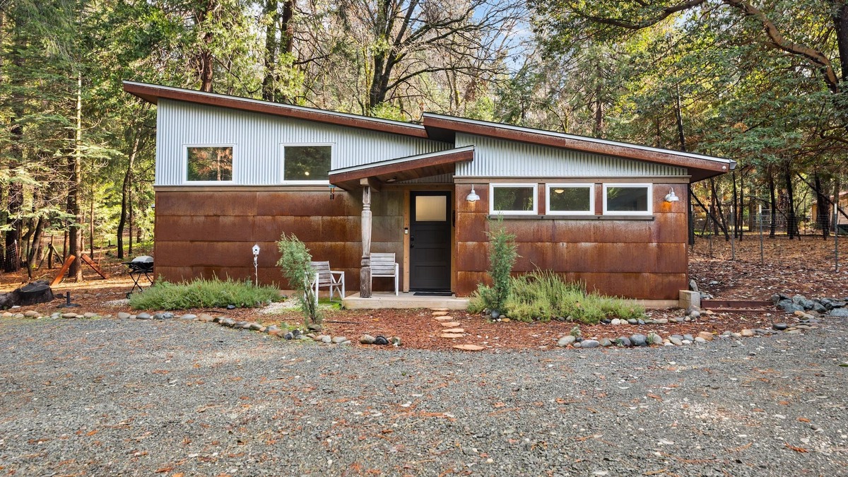 Nevada City Cottage | The Artist Studio The Artist Studio - Swanky Little Hideout