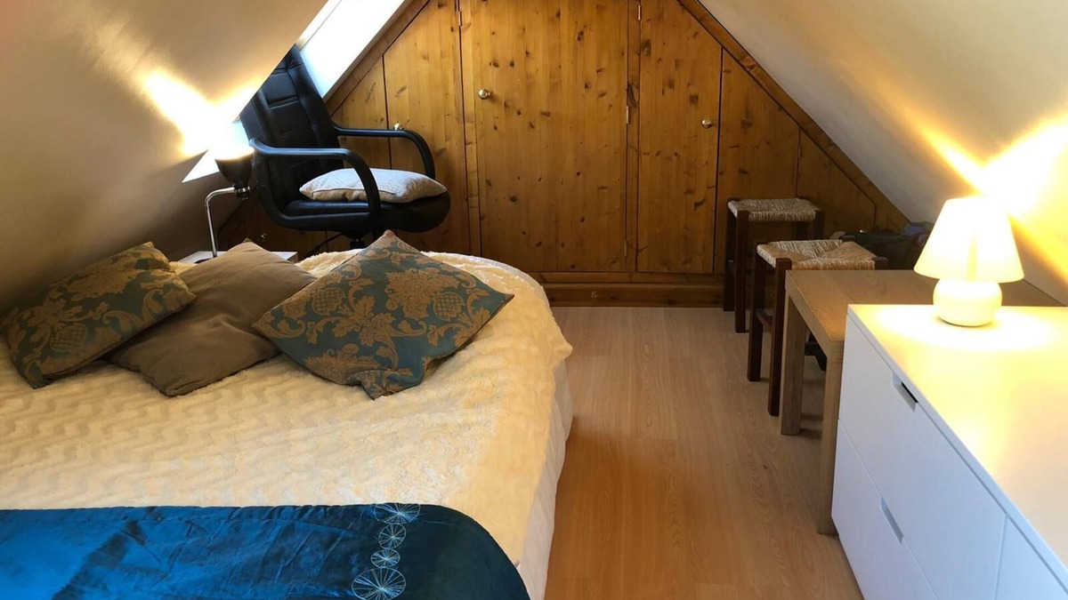 Woking House | The Artist’s Hideaway. Pet friendly